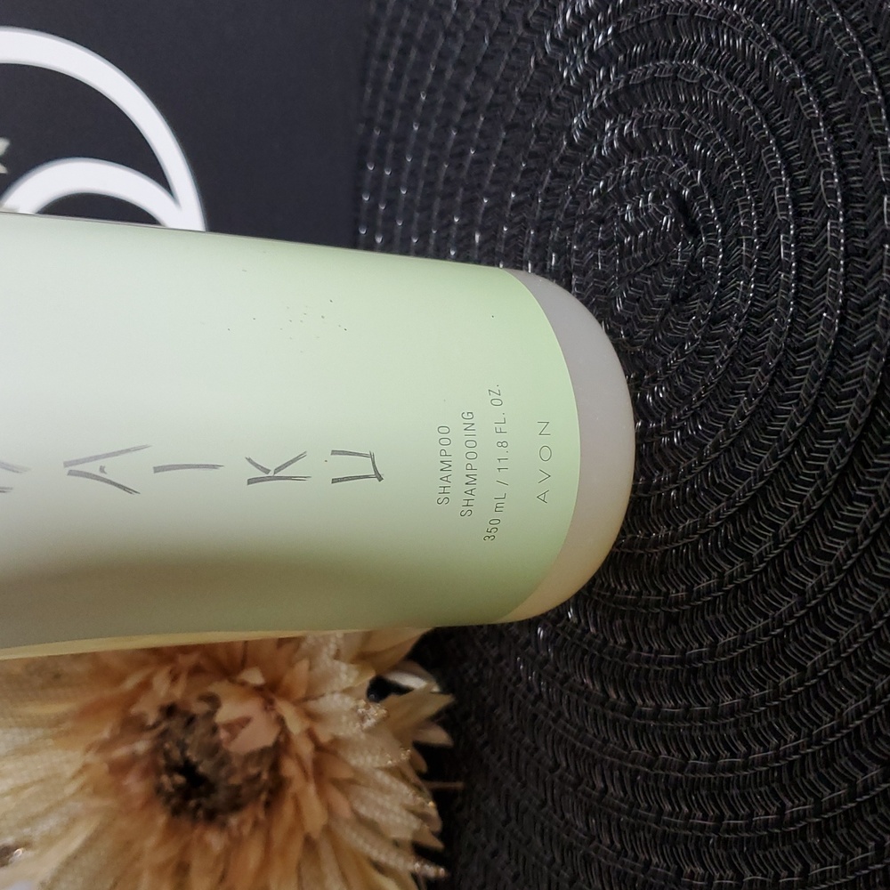 Avon Haiku Shampoo in Elegant White - Picture 2 of 5